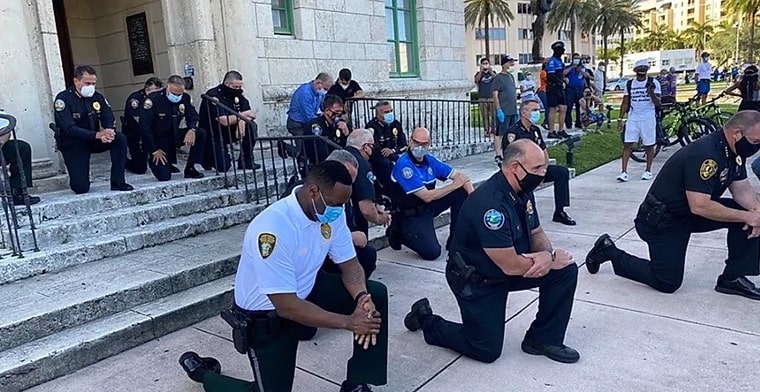 photo depicts Police taking a knee in solidarity with US protesters.