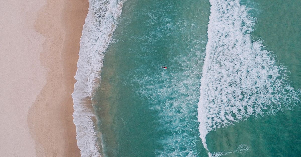 an aerial photo of where the ocean meets the sand on bondi beach