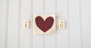 a handmade craft that reads "I love u"
