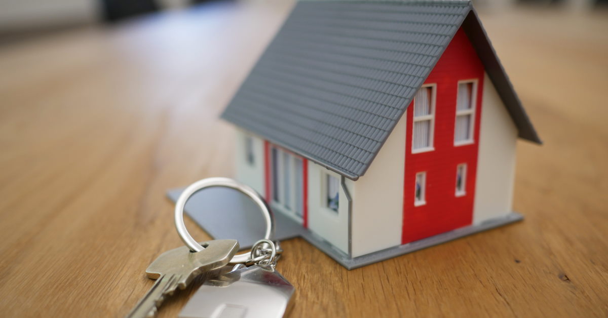 Set of keys with miniature model of house on keyring
