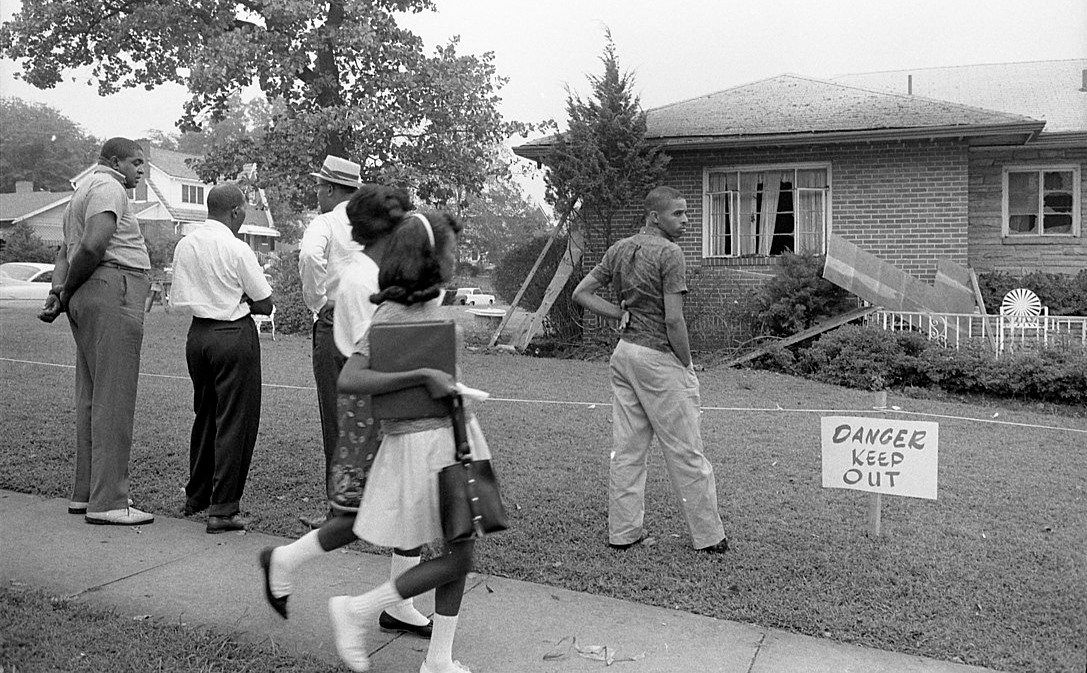 Locals view the bombed home of NAACP attorney Arthur Shores, Birmingham 1963. Marion Trikosko (public domain)