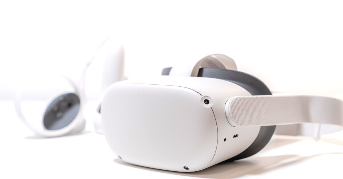 VR headset by Vinicius Amano on Unsplash