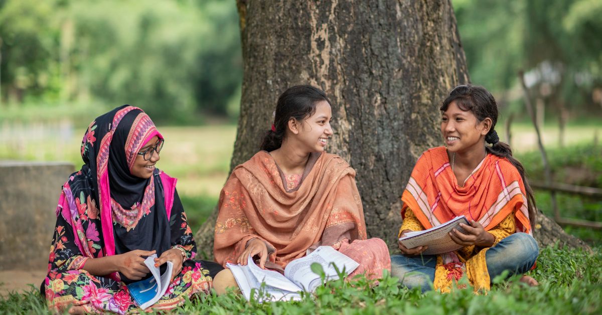 Three girls in Bangladesh (1)